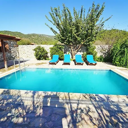 Kayakoyde Kiralik 6 Kisilik Luks Havuzlu Muhafazakar Villa