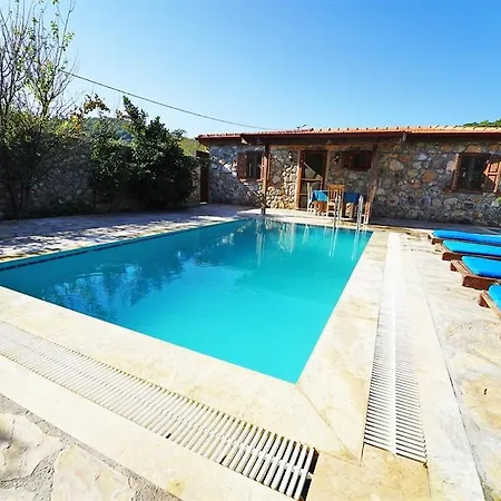 Villa Kayakoyde Kiralik 6 Kisilik Luks Havuzlu Muhafazakar