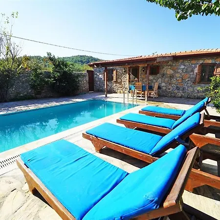 Villa Kayakoyde Kiralik 6 Kisilik Luks Havuzlu Muhafazakar Balçova