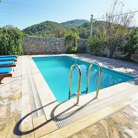Kayakoyde Kiralik 6 Kisilik Luks Havuzlu Muhafazakar Villa *