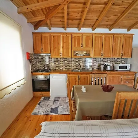 Kayakoyde Kiralik 6 Kisilik Luks Havuzlu Muhafazakar Villa *