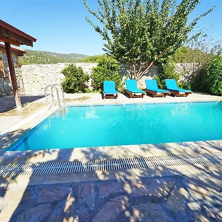 Kayakoyde Kiralik 6 Kisilik Luks Havuzlu Muhafazakar Villa Balçova