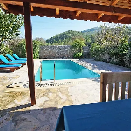 Kayakoyde Kiralik 6 Kisilik Luks Havuzlu Muhafazakar Villa