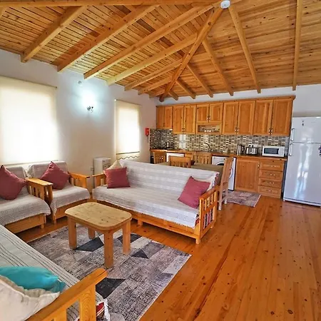 Kayakoyde Kiralik 6 Kisilik Luks Havuzlu Muhafazakar Villa